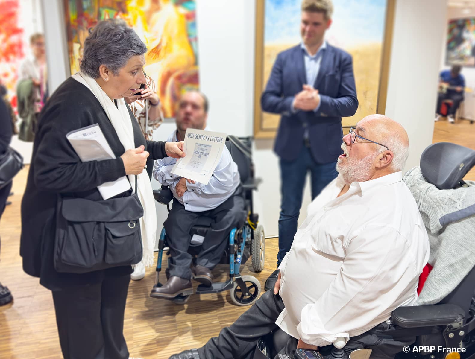 Remise de diplome d'Or à Serge Maudet par Daniele M'rabet à l'académie des Arts-Sciences-Lettres