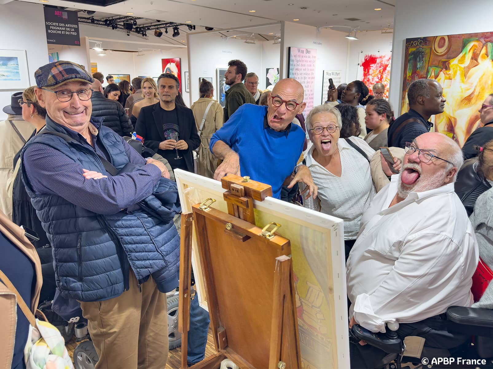 Concours de grimaces avec Serge Maudet et des visiteurs lors du Salon Art Shopping à Paris 2024