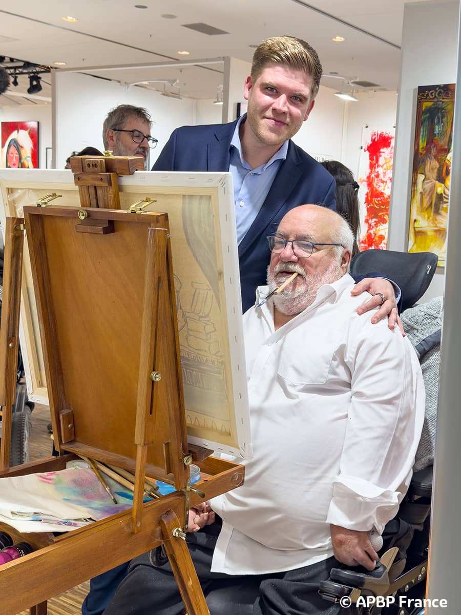 Serge Maudet et Philipp Stegmann, l'arrière petit-fils d'Arnulf Erich Stegmann, le fondateur de l'APBP lors du Salon Art Shopping à Paris 2024