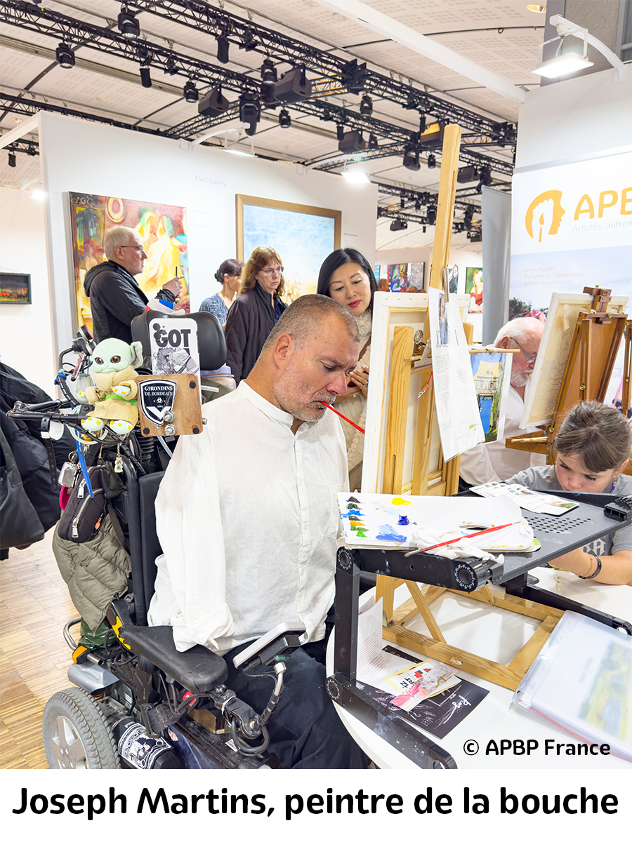 Joseph Martins peintre de la bouche lors du Salon Art Shopping à Paris 2024