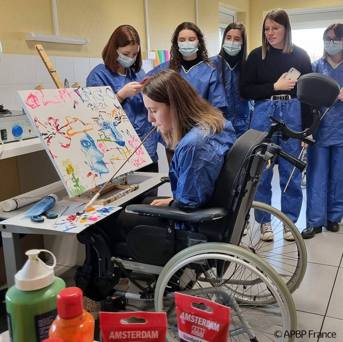 Nicolas Boussin démonstration de peinture avec des étudiants en ergothérapie