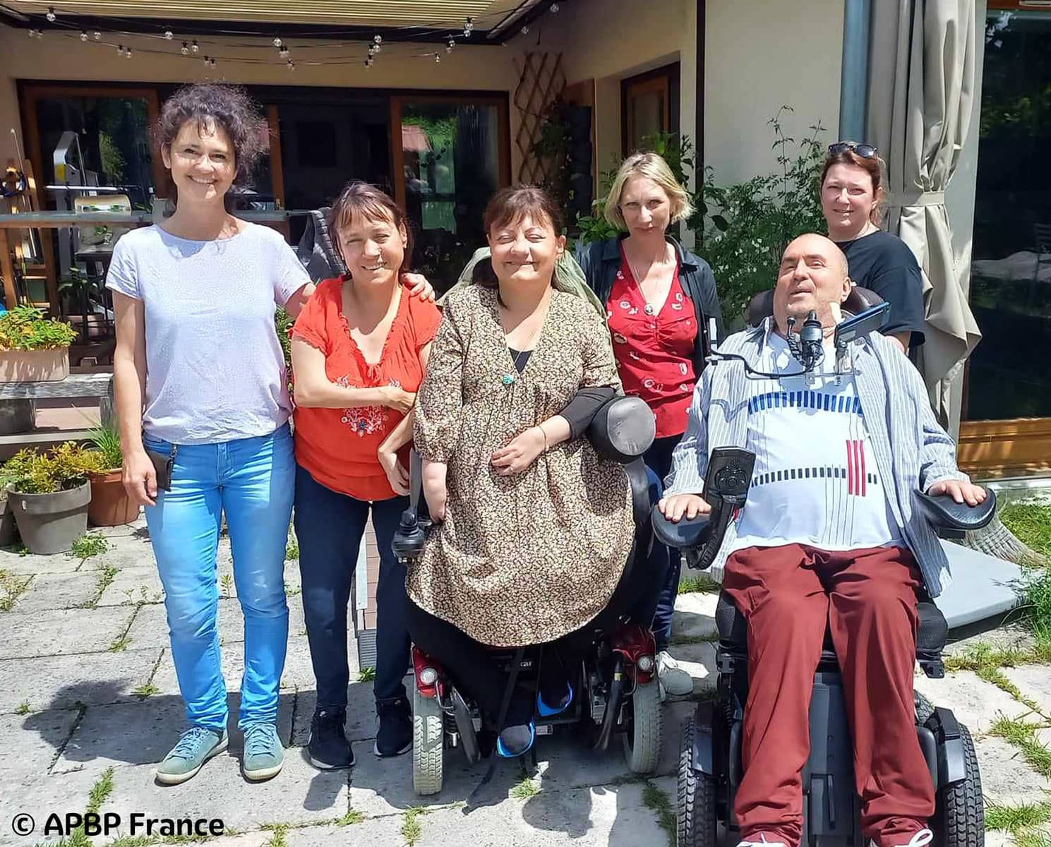 Photo de groupe des artistes et de leur accompagnantes à la fin du stage